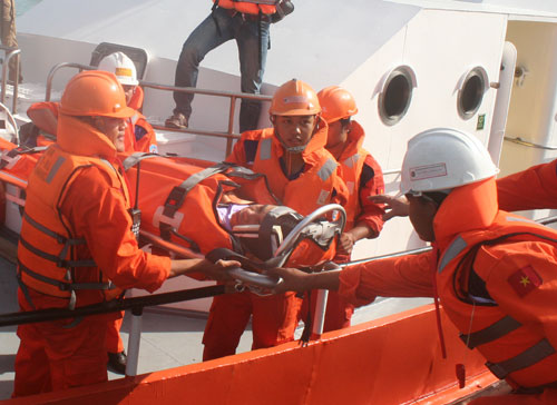 Tàu SAR27-07 cứu máy trưởng tàu nước ngoài viêm ruột thừa trên biển