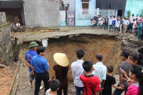 Thanh Hóa lấp “hố tử thần” bằng 1.000 m3 đất đá