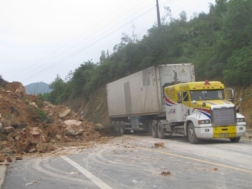 Sạt núi, hàng ngàn khối đất đá chắn ngang tỉnh lộ 3 Hà Tĩnh 2