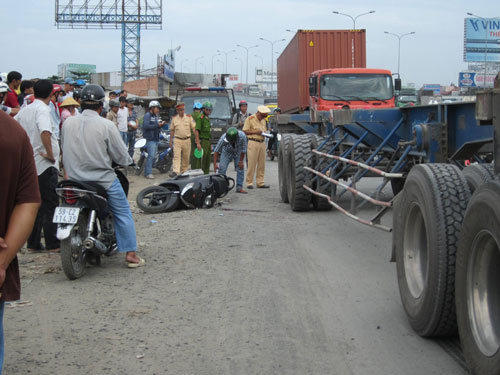 Vấp ổ gà té, người đi xe máy bị container cán chết