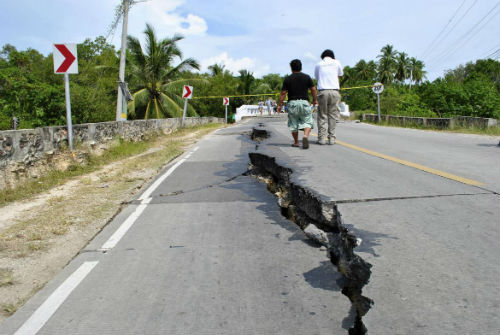 Một vết nứt lớn bị gây ra bởi trận động đất ở tỉnh Bohol, miền trung Philippines hồi năm 2013. 