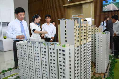 Một người Hàn Quốc đang tìm hiểu thông tin một dự án căn hộ ở quận 9