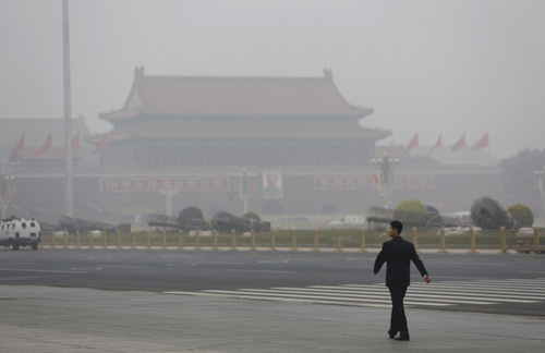 Quảng trường Thiên An Môn ở Bắc Kinh bị sương mù bao phủ trước khi hội nghị APEC diễn ra 