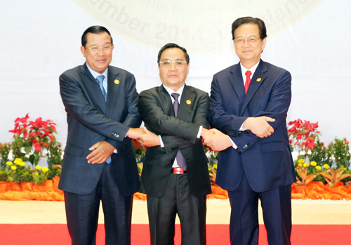 Thủ tướng Campuchia Samdech Hun Sen, Thủ tướng Lào Thongsing Thammavong và Thủ tướng Nguyễn Tấn Dũng tại hội nghị