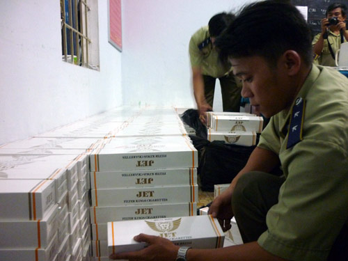 Lực lượng quản lý thị trường Quảng Ngãi kiểm tra số thuốc lá lậu.