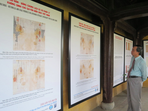 Triển lãm “Châu bản triều Nguyễn - Di sản tư liệu thế giới khu vực châu Á - Thái Bình Dương” trưng bày tại trường lang Tử Cấm Thành (Đại nội Huế)