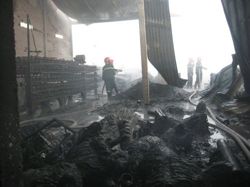 Tiền Giang: Cháy lớn thiêu rụi cơ sở sản xuất bao bì 4