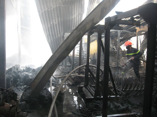 Tiền Giang: Cháy lớn thiêu rụi cơ sở sản xuất bao bì