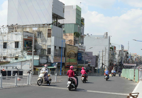 Nền nhà dân thấp hơn nhiều so với mặt đường dẫn cầu Kiệu trên đường Phan Đình Phùng, Q.Phú Nhuận 
