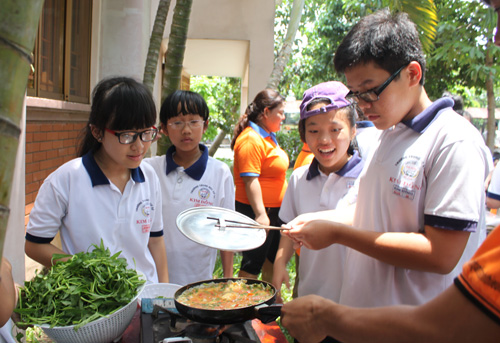 Các học sinh tham gia nấu ăn, làm việc nhà trong hoạt động sống tự lập của Trung tâm thanh thiếu niên miền Nam