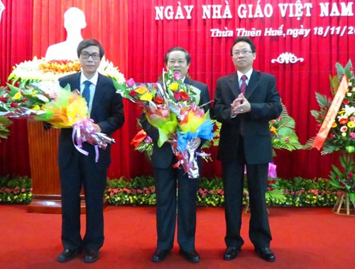 PGS.TS. Lê Văn Anh tặng hoa chúc mừng GS.TS. Cao Ngọc Thành (trái) và PGS.TS. Trần Văn Minh (giữa) 2 nhà giáo được Chủ tịch nước phong tặng danh hiệu Nhà giáo Nhân dân năm 2014