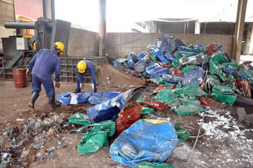 Các thùng phuy sắt chứa hóa chất đã qua sử dụng chưa được xử lý nhưng vẫn được đưa vào nhà máy để luyện phôi (ảnh chụp ngày 4.11)