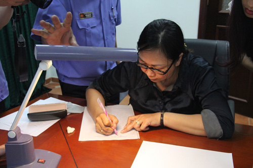 Bà Nguyễn Thị Thanh Vân đang thực hiện lại các hành vi giả mạo giấy tờ trước cơ quan điều tra Viện KSND tối cao
