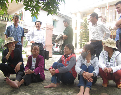 Tập trung trước cổng trụ sở tiếp công dân của UBND tỉnh Hà Tĩnh để phản đối việc sát nhập trường ngày 5.11  