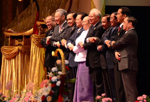 Lãnh đạo 10 quốc gia Đông Nam Á trong lễ khai mạc Thượng đỉnh ASEAN thứ 25 và Thượng đỉnh Đông Á thứ 9 tại Naypyitaw, Myanmar sáng 12.11. 