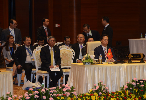 Thủ tướng Nguyễn Tấn Dũng đề nghị ASEAN chủ động, trách nhiệm hơn trong việc giữ an ninh khu vực tại cuộc họp Thượng đỉnh sáng 12.11.