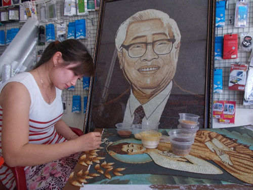Tác giả Thùy Nhung bên bức tranh gạo chân dung cố Thủ tướng Võ Văn Kiệt