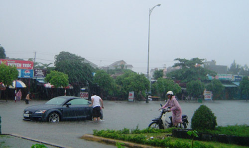 Hệ thống thoát nước đô thị quá tải khiến nhiều đường phố Đà Nẵng ngập nặng sau mưa