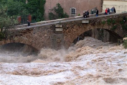 Lũ lụt xảy ra gần bờ biển Địa Trung Hải, Pháp giết chết 15 người hồi 16.6.2010 - Ảnh: Reuters
