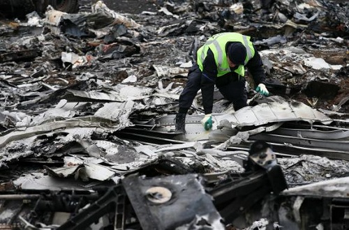 Điều tra viên làm việc tại hiện trường rơi máy bay MH17 ở miền đông Ukraine 16.11 – Ảnh: Reuters