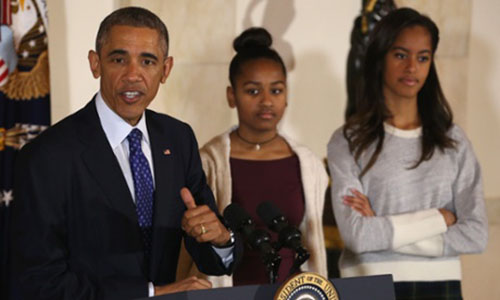 Tổng thống Obama cùng hai con gái Sasha và Malia trong một sự kiện cho ngày lễ Tạ ơn - Ảnh: The Guardian
