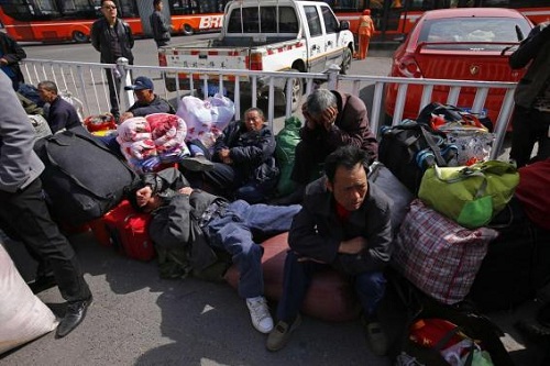 Người dân hốt hoảng sau vụ tấn công nhà ga Côn Minh, tây nam Trung Quốc 31 người chết 3.2014 - Ảnh: Reuters