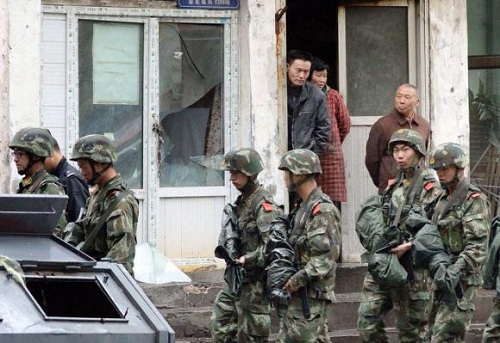 Cảnh sát tuần tra tại Tân Cương sau vụ nổ ở Urumqi 22.5.2014 - Ảnh: Reuters