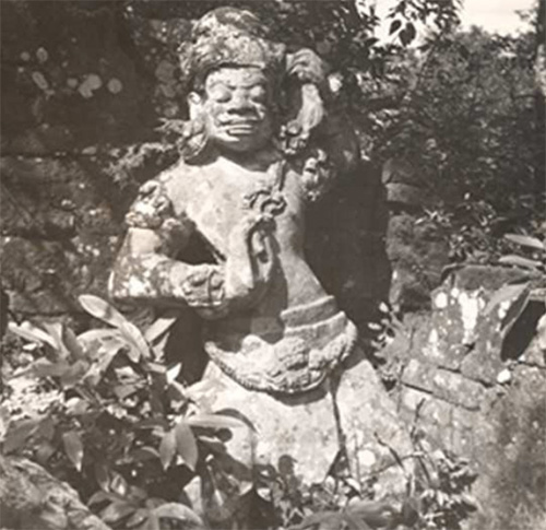 Tượng môn thần Dvarapala khi còn ở Phật viện Đồng Dương - Ảnh: Bảo tàng Lịch sử VN cung cấp
