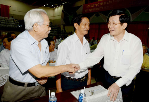 Chủ tịch nước Trương Tấn Sang thăm hỏi cử tri quận 4 - Ảnh: Diệp Đức Minh