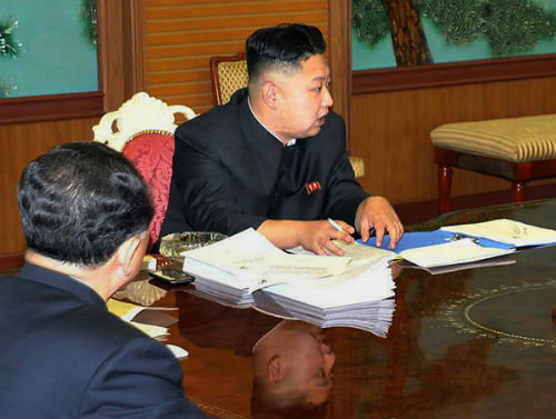 Lãnh đạo Triều Tiên Kim Jong-un thường xuyên hút thuốc lá - Ảnh: AFP