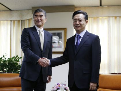 Phái viên Mỹ Sung Kim và người đồng cấp Hàn Quốc Hwang Joon-kook - Ảnh: Reuters