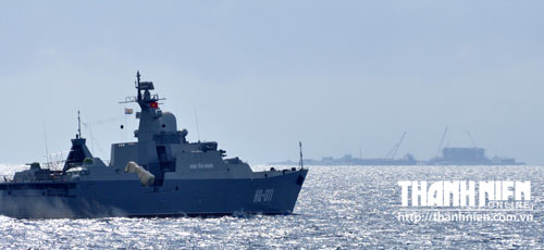 Tàu Hộ vệ HQ-011 Đinh Tiên Hoàng thực hiện tuần tra tại khu vực quần đảo Trường Sa của VN và chuyển hướng đi sát đảo Gạc Ma phía trước (bị Trung Quốc chiếm đóng trái phép từ 14.3.1988)