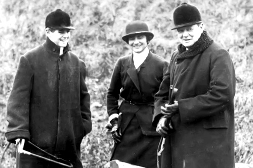 Coco Chanel cùng Winston Churchill (phải) và Randolph, con trai ông Churchill 