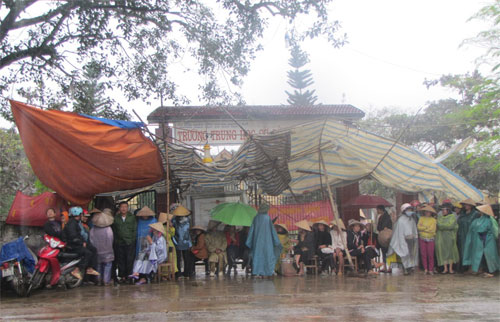 Phụ huynh, học sinh xã Hương Bình nhiều lần dựng lều bạt trước cổng trường để phản đối sáp nhập trường