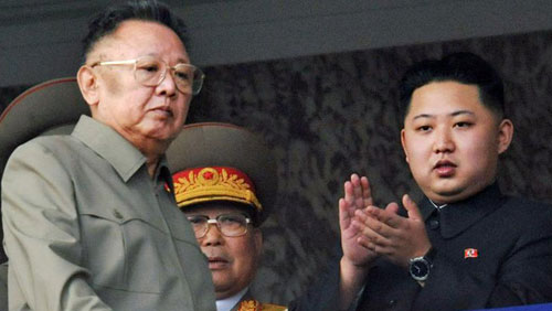 Ông Kim Jong-un (phải) và ông Kim Jong-il lúc còn sống - Ảnh: AFP