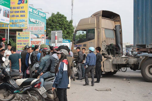 Xe container gây tai nạn bị nát bét