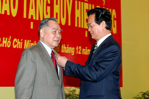 Thủ tướng Nguyễn Tấn Dũng gắn Huy hiệu 55 năm tuổi Đảng cho nguyên Thủ tướng Phan Văn Khải - : VGP/Nhật Bắc