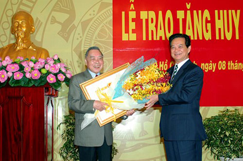 Thủ tướng Nguyễn Tấn Dũng chúc mừng nguyên Thủ tướng Phan Văn Khải - Ảnh: VGP/Nhật Bắc