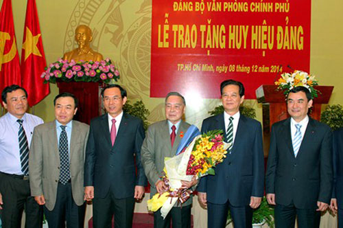 Đảng bộ Văn phòng Chính phủ chúc mừng nguyên Thủ tướng Phan Văn Khải - Ảnh: VGP/Nhật Bắc
