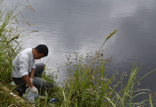 Cơ quan chức năng lấy mẫu nước ở hồ Dã Chiến để kiểm tra mức độ ô nhiễm