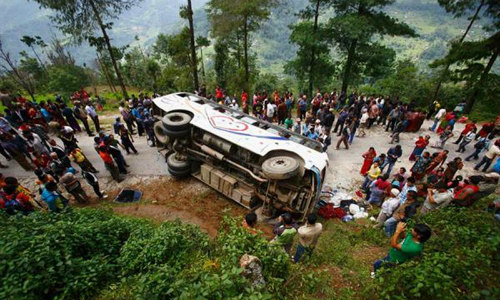 Hiện trường một vụ tai nạn xe buýt tại Nepal - Ảnh: Reuters