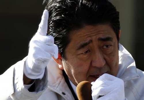 Thủ tướng Shinzo Abe gặp nhiều áp lực - Ảnh: Reuters