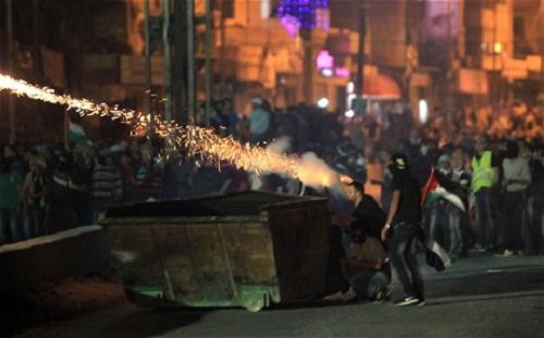 Lực lượng Israel đụng độ với người biểu tình Palestine - Ảnh: AFP