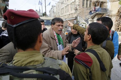 Ông Ziad Abu Ein đang tranh cãi với lính Israel tại khu vực Bờ Tây, ngày 29.11 