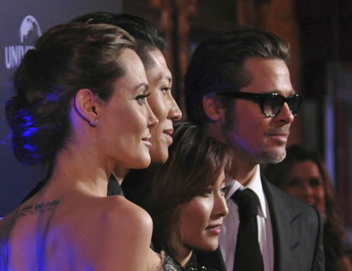 Từ trái sang phải: Angelina Jolie, diễn viên Miyavi cùng vợ Melody Ishihara, và Brad Pitt tham dự lễ ra mắt “Unbroken” trên toàn thế giới tại Nhà hát State, Sydney, 17.11.2014 - Ảnh Reuters