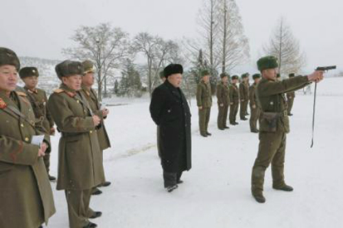 Lãnh đạo Triều Tiên Kim Jong-un thị sát một đơn vị quân đội  - Ảnh: Reuters
