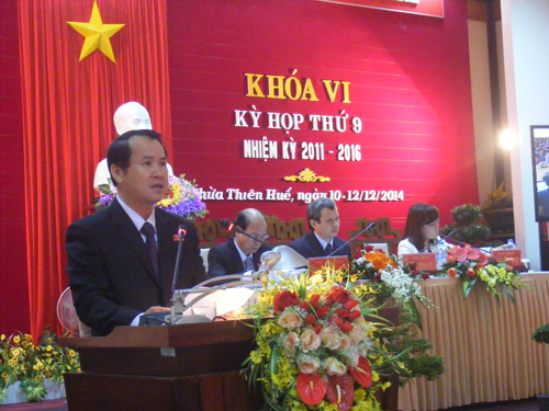 Chủ tịch Ủy ban MTTQ Việt Nam tỉnh Thừa Thiên – Huế chuyển những băn khoăn của cử tri đến lãnh đạo UBND tỉnh tại kỳ họp - Ảnh: Đình Toàn