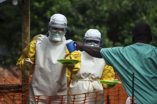 Các nhân viên y tế tham gia công tác đẩy lùi dịch bệnh do vi rút Ebola gây ra - Ảnh: Reuters