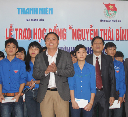 Trao học bổng cho con em ngư dân nghèo Nghệ An