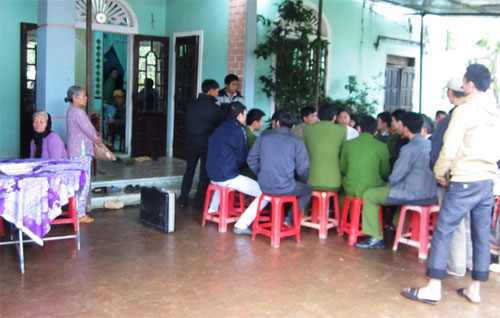 Người dân xã Vĩnh Lâm tập trung đến nhà nạn nhân để lo hậu sự cho chị Lan